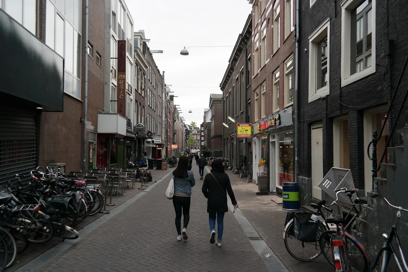 De straat bij BrasilBar aan het Leidseplein in Amsterdam